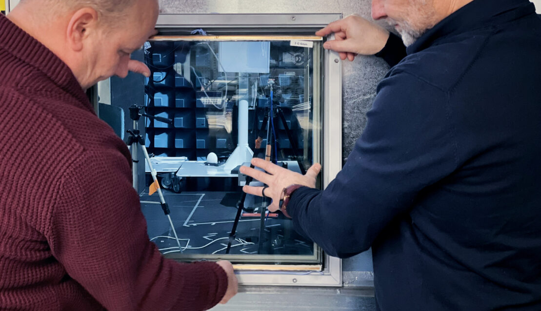 Hannu Nikurautio helping to install the Tambest glass screen for testing.